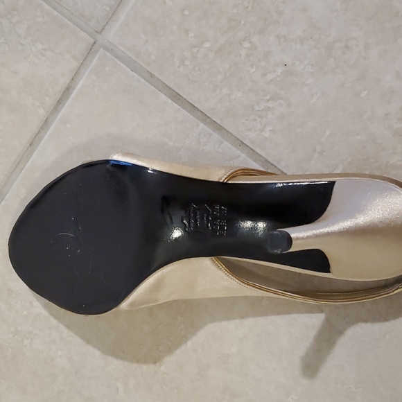 Nina New York size 7M open toed gold heel shoes - Picture 3 of 5
